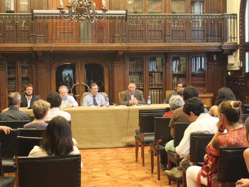 Jaime Rosenblitt junto a los panelistas en la presentación de su libro.