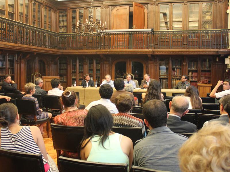 Sala Ercilla con gran público para la presentación de la obra.