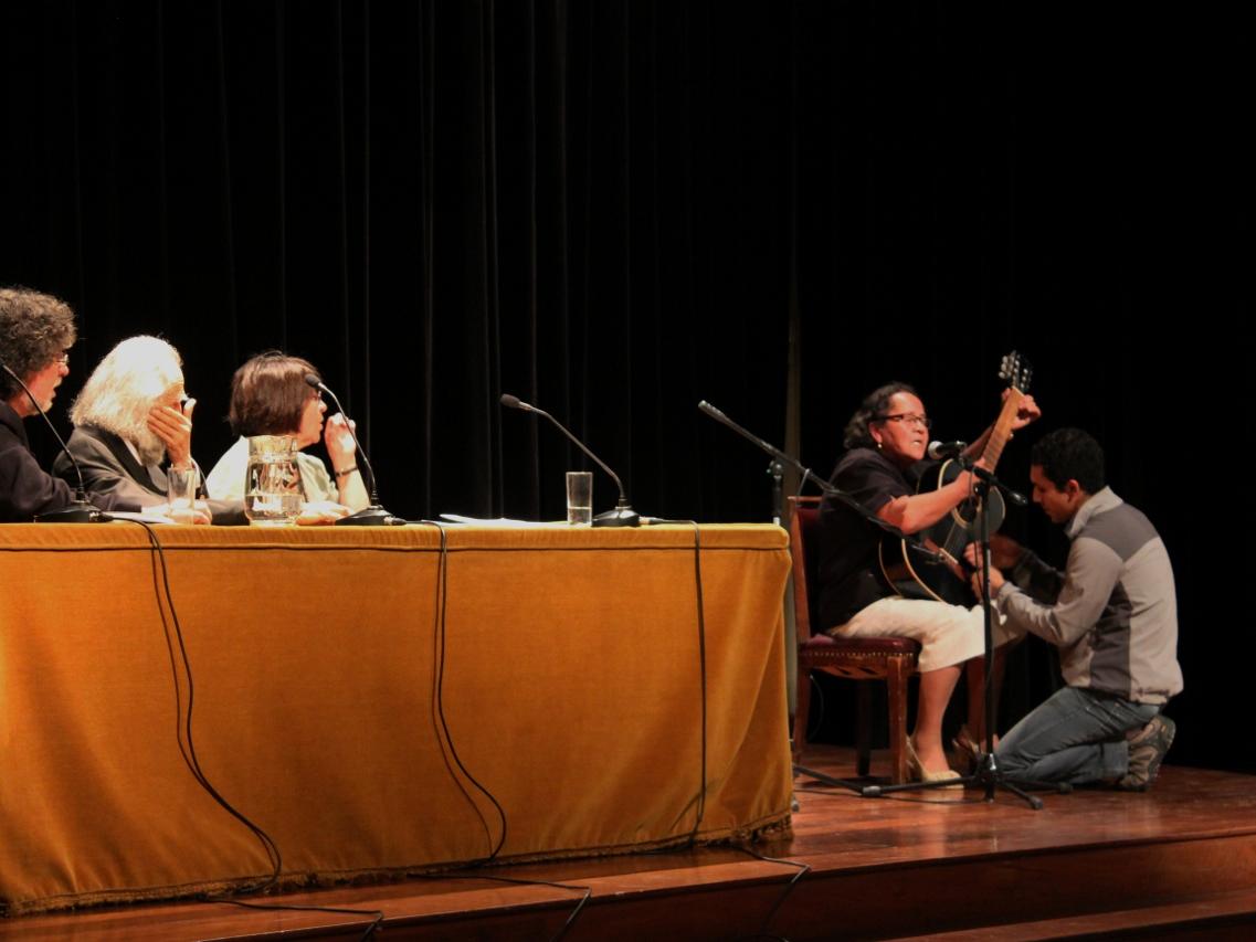 Cantora chilena acompañada en percusión por su hijo