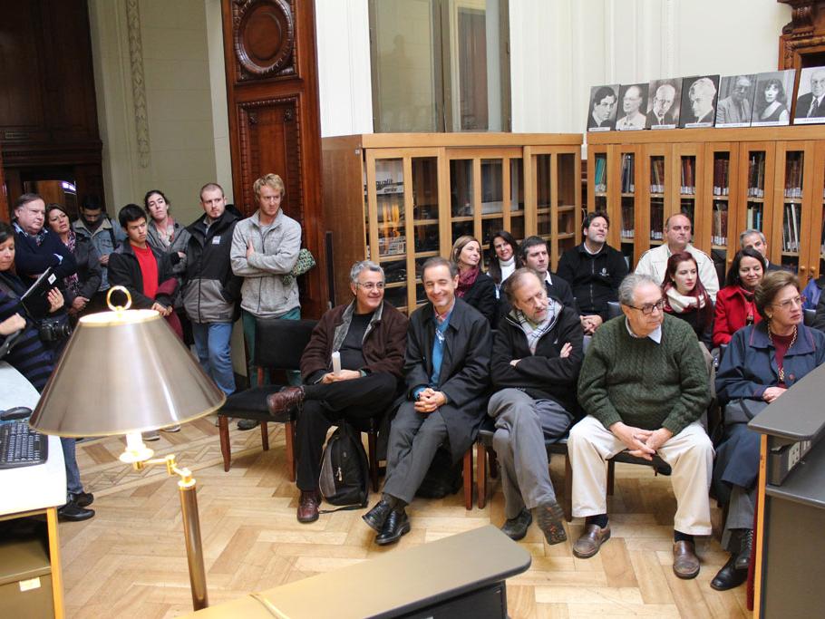 Familiares y amigos escuchan atentamente las palabras de la familia del músico