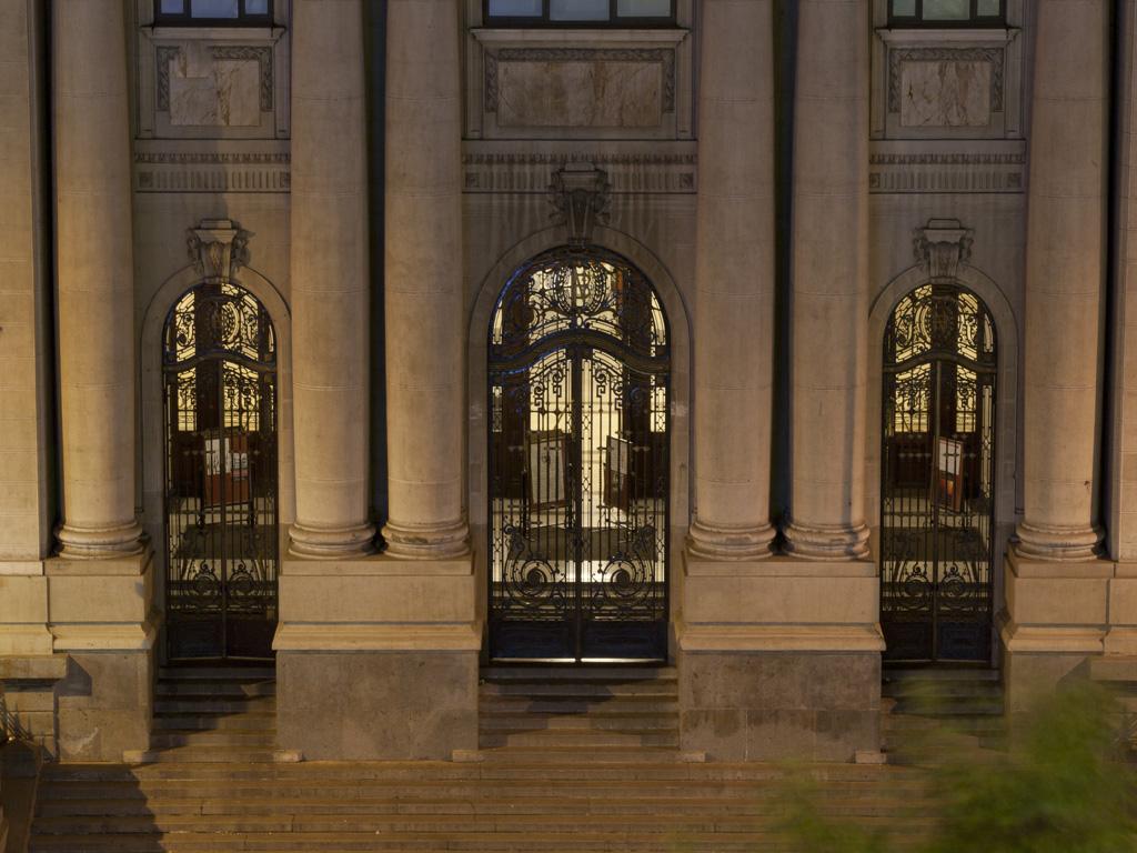 Biblioteca Nacional, entrada Moneda