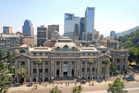 Vista del frontis de la Biblioteca Nacional