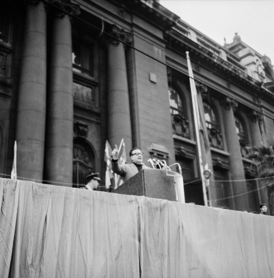 Salvador Allende dando un discurso frente a la Biblioteca Nacional