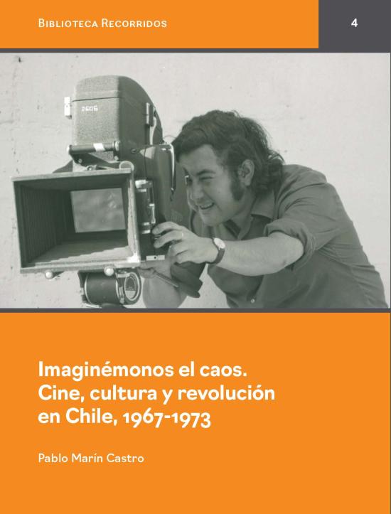 Cineasta Raúl Ruiz mira a través del lente de una cámara durante el rodaje de Palomita blanca, 1973. Fotografía de Armindo Cardoso. Colección: Biblioteca Nacional de Chile.