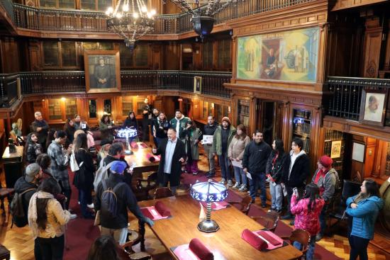 Visitantes en la Sala Medina.