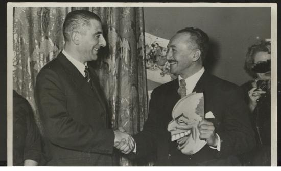 Eduardo Frei Montalva junto a Pepo en la celebración del aniversario de la revista Topaze. 1956. Archivo familia Ríos.
