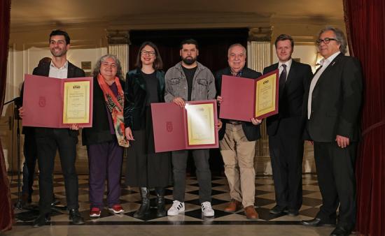 En la imagen con sus diplomas de reconocimiento, de izquierda a derecha: Claudio Aguilera, Jefe del Archivo de la Gráfica Chilena de la BN; al centro Felipe Leal, diseñador de EBN, y a la derecha Manuel Peña, especialista en literatura chilena, junto a la Alcaldesa de Stgo, Irací Hassler y otras autoridades municipales. 