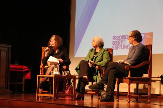Las periodistas Patricia Politzer y Marcia Scantlebury junto al acádemico e historiador Gonzalo Peralta.