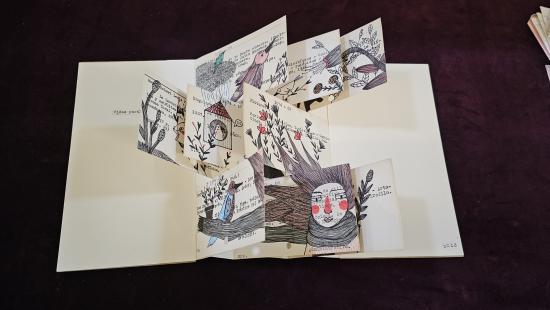 La exposición reúne una muestra libros de artista realizados a partir de fichas catalográficas de la BN.