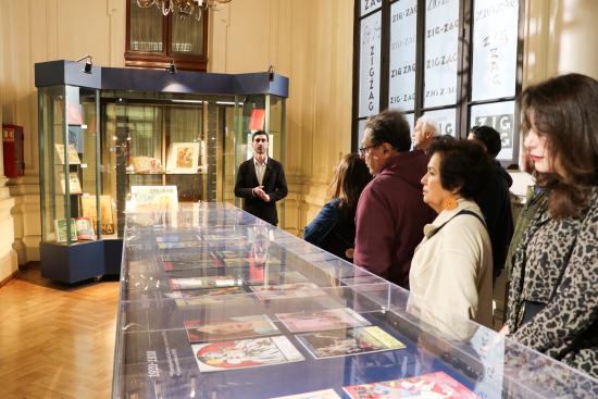 En la inauguración de la muestra, el curador y jefe del Archivo de Gráfica Chilena, Claudio Aguilera, realizó un recorrido guiado a los asistentes.