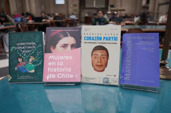 Algunos de los libros con enfoque de género de la Sección Chilena.