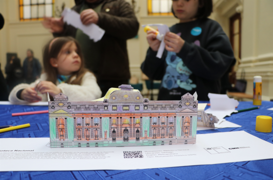 Niños "monumentando" en papel la Biblioteca Nacional, agosto de 2024.