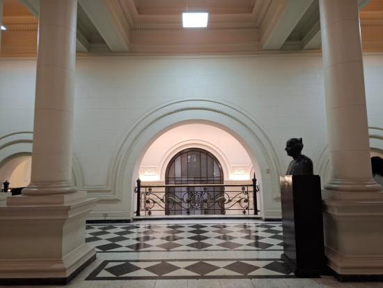 Hall segundo piso sector Moneda