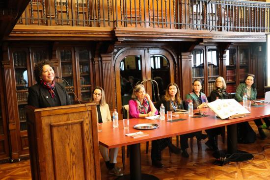 La Directora de la BN, Soledad Abarca, dio comienzo al conversatorio.