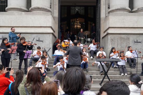 En las escalinatas de la BN se presentó la Orquesta del Colegio Pedro Aguirre Cerda.