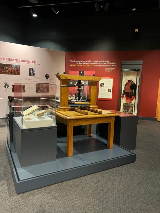 Prensa de Camilo Henríquez ya instalada en la previa de la exposición internacional The Declaration’s Journey del Museo de Museo de la Revolución Americana 