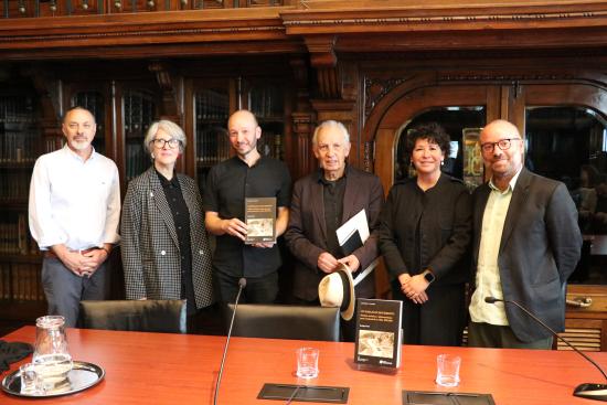 Panel de conversación en el lanzamiento de la obra.