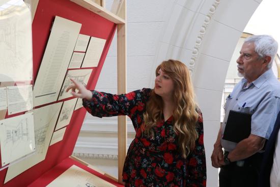 La muestra propone un recorrido visual y conceptual por distintos territorios simbólicos presentes en la narrativa chilena.