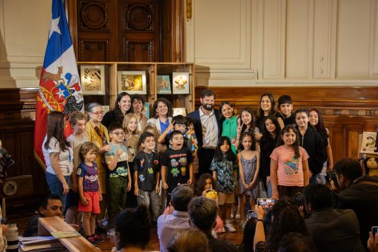 El público prioritario de la Sala Infantil serán los niños y niñas de entre 4 y 12 años, no obstante las colecciones y actividades considerarán a un amplio espectro etario. 