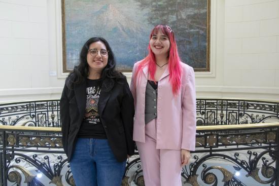 Tamara Briones y Laura Valenzuela, quienes realizaron sus pasantías en la Sección de Referencias Críticas.