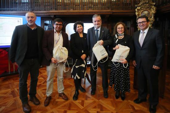 La ceremonia se realizó en la Sala Ercilla y contó con la participación de autoridades, investigadores y representantes de las instituciones que colaboraron en el proceso de incorporación de este valioso patrimonio documental.