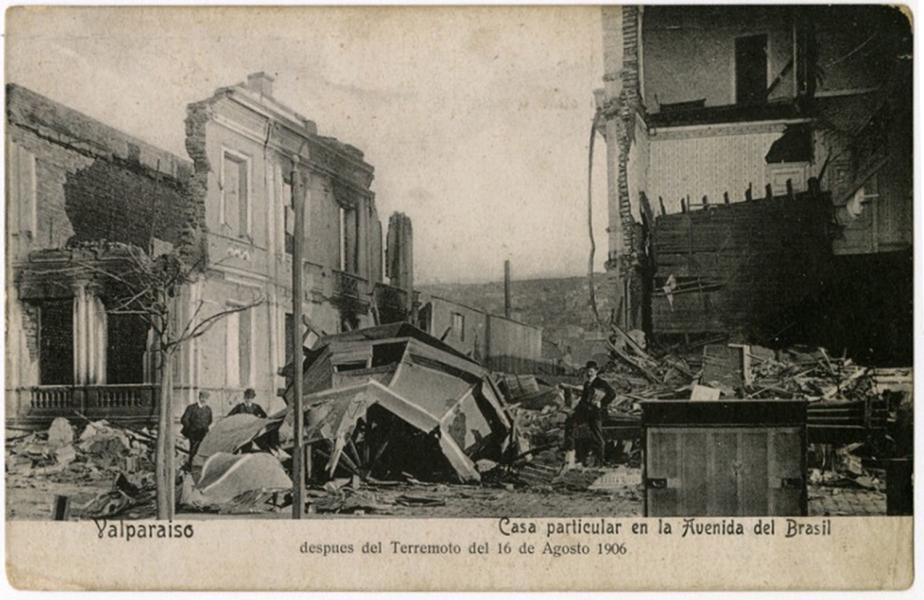 Valparaíso después del terremoto del 16 de agosto de 1906. Casa particular en la avenida Brasil, Valparaíso, Chile. Valparaíso después del terremoto del 16 de agosto de 1906. Casa particular en la avenida Brasil, Valparaíso, Chile.