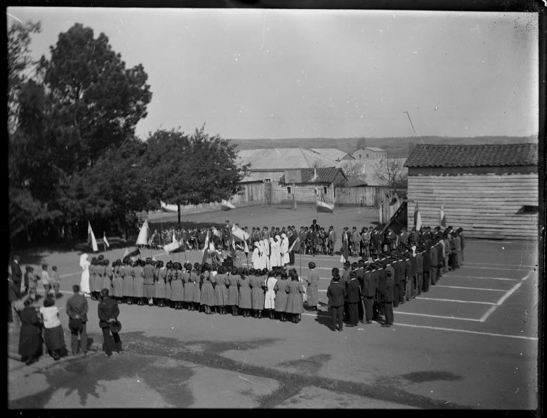 Celebración de Fiestas Patrias en cancha de la escuela de la Misión Anglicana (c. 1928)