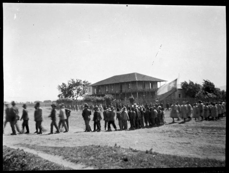 Desfile de alumnos de la Misión Anglicana (c. 1925)