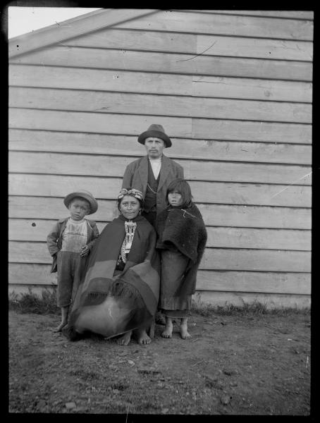 Retrato de familia mapuche (c. 1920) Retrato de familia mapuche (c. 1920)