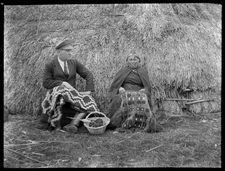 Tejedora mapuche junto a Alfredo Kenner, alcalde de Cholchol (c. 1920) Tejedora mapuche junto a Alfredo Kenner, alcalde de Cholchol (c. 1920)