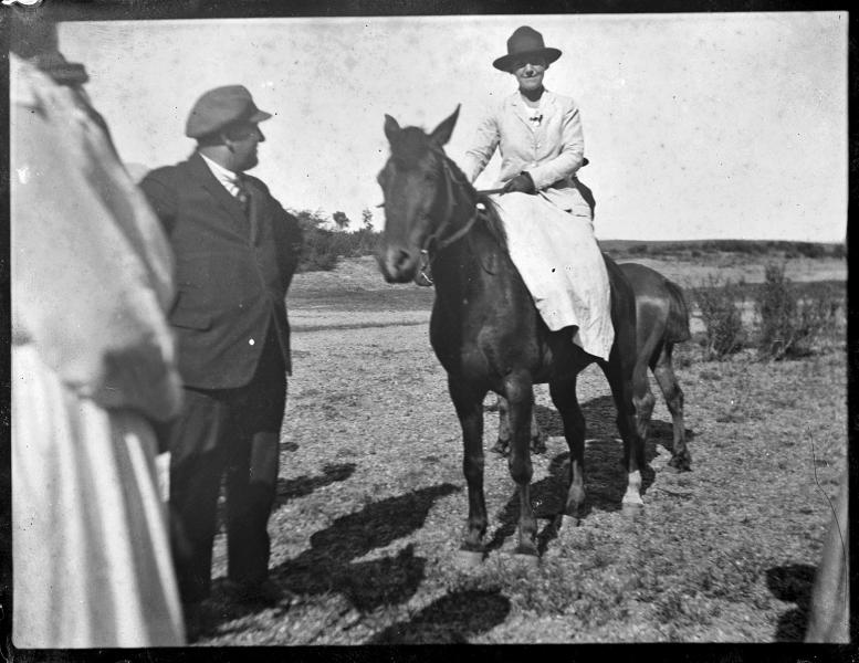Alfredo Kenner llevando a caballo a Liliam MacLean, esposa de William Wilson (c. 1920)