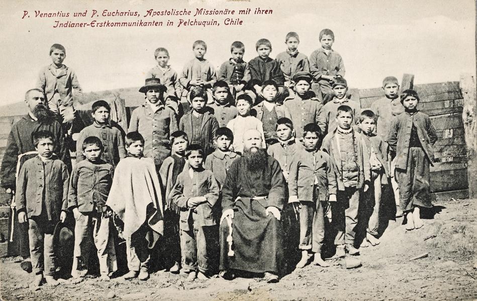 &quot;Apostolische Missionäre mit ihren Indianer-Erstkommunikanten in Pelchuquin, Chile&quot;