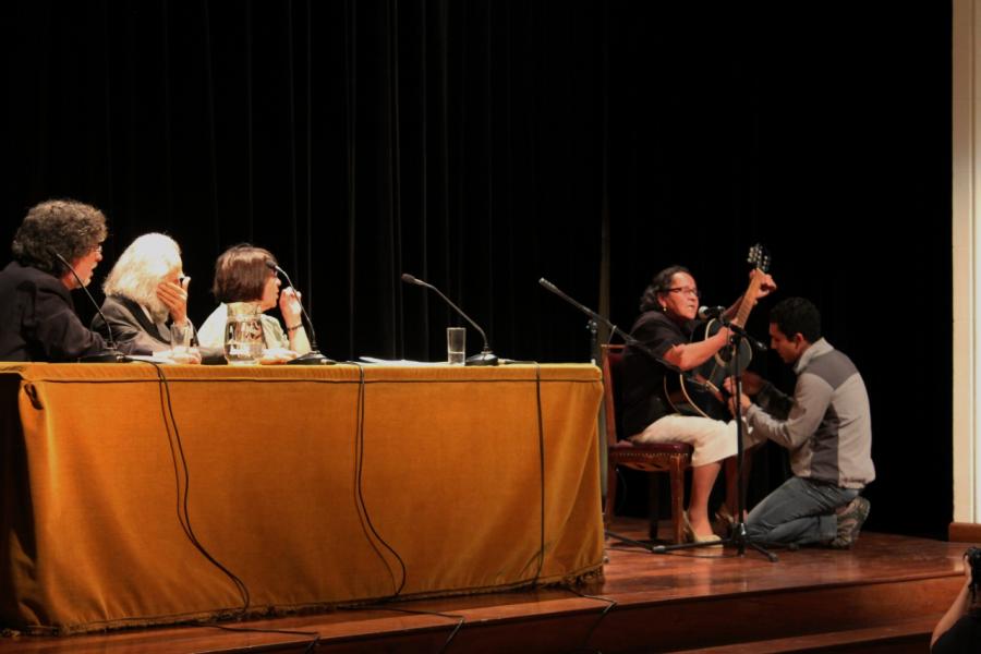 Cantora chilena acompañada en percusión por su hijo
