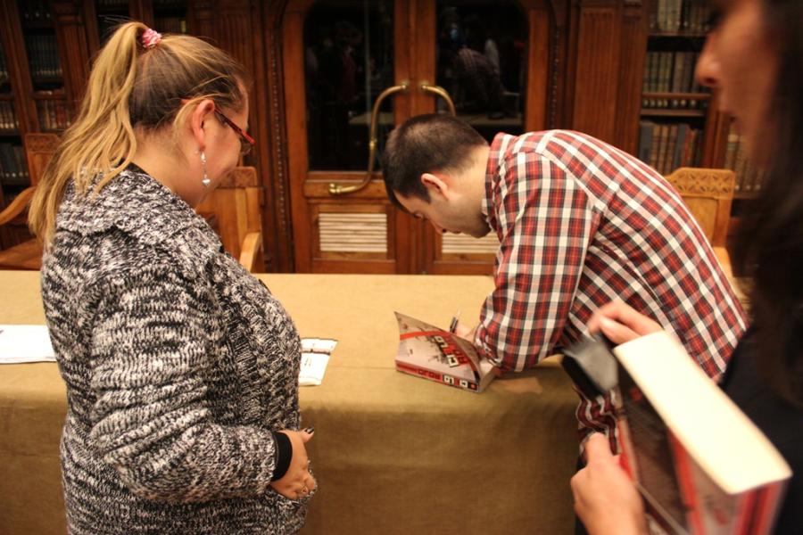 David_Lozano_firma_libros_para_sus_fanaticas.JPG