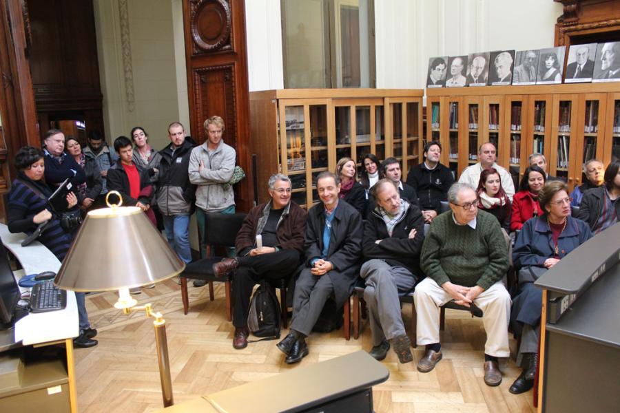 Familiares y amigos escuchan atentamente las palabras de la familia del músico