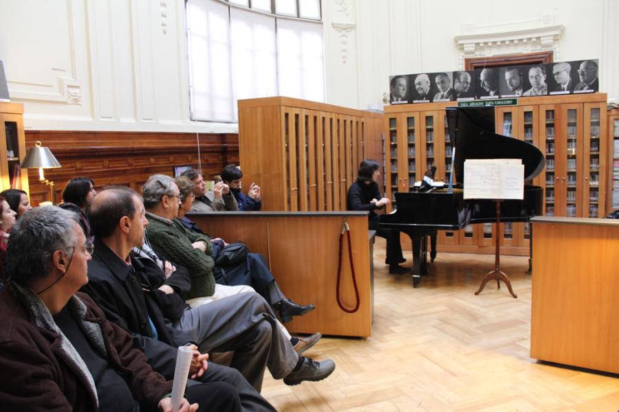 Los asistentes escuchan interpretación de una de las partituras de Juan Amenábar