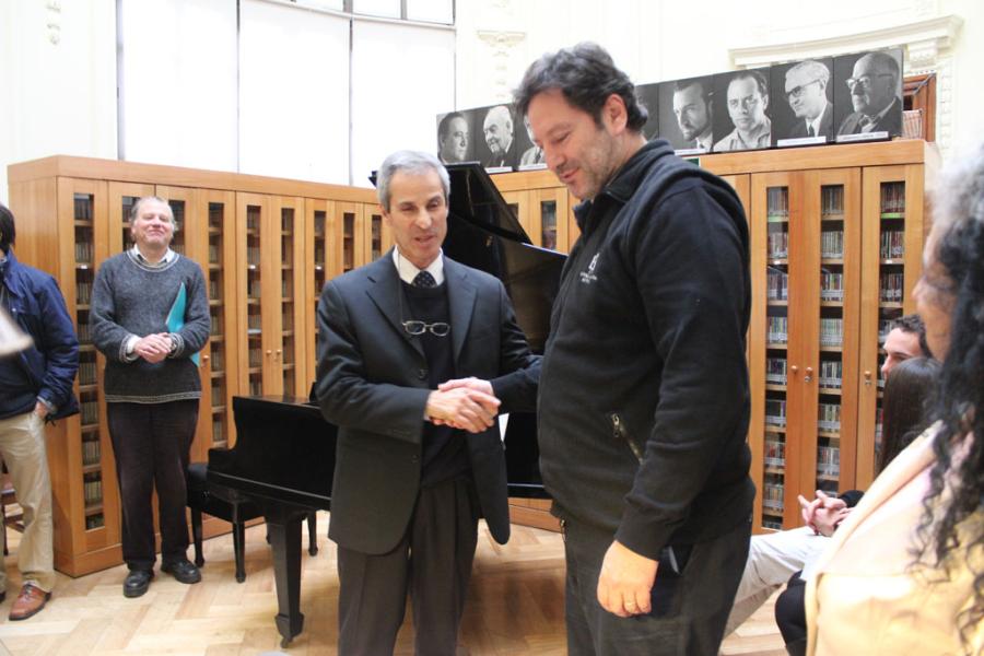 Roberto Aguirre saluda a la familia de Juan Amenábar