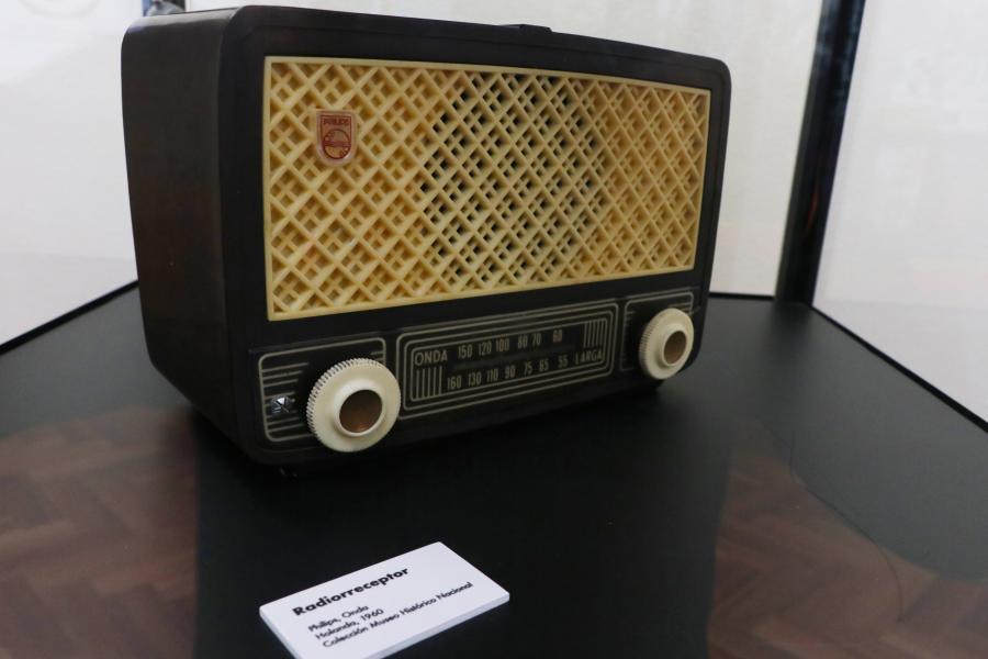 La expo contempla la exhibición de radios, tv´s, cassettes, discos y VHS, entre otros.